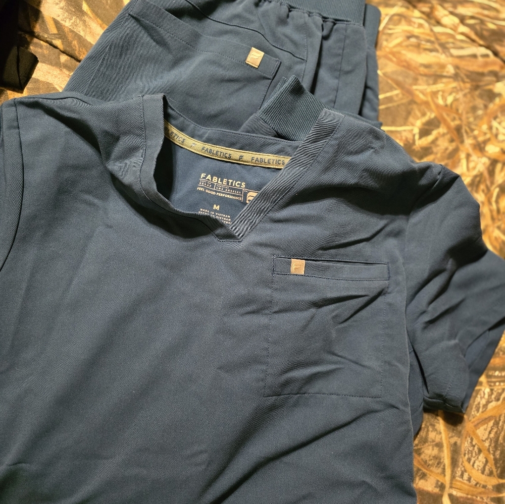 Fabletic scrubs nwot, size medium top and bottom
